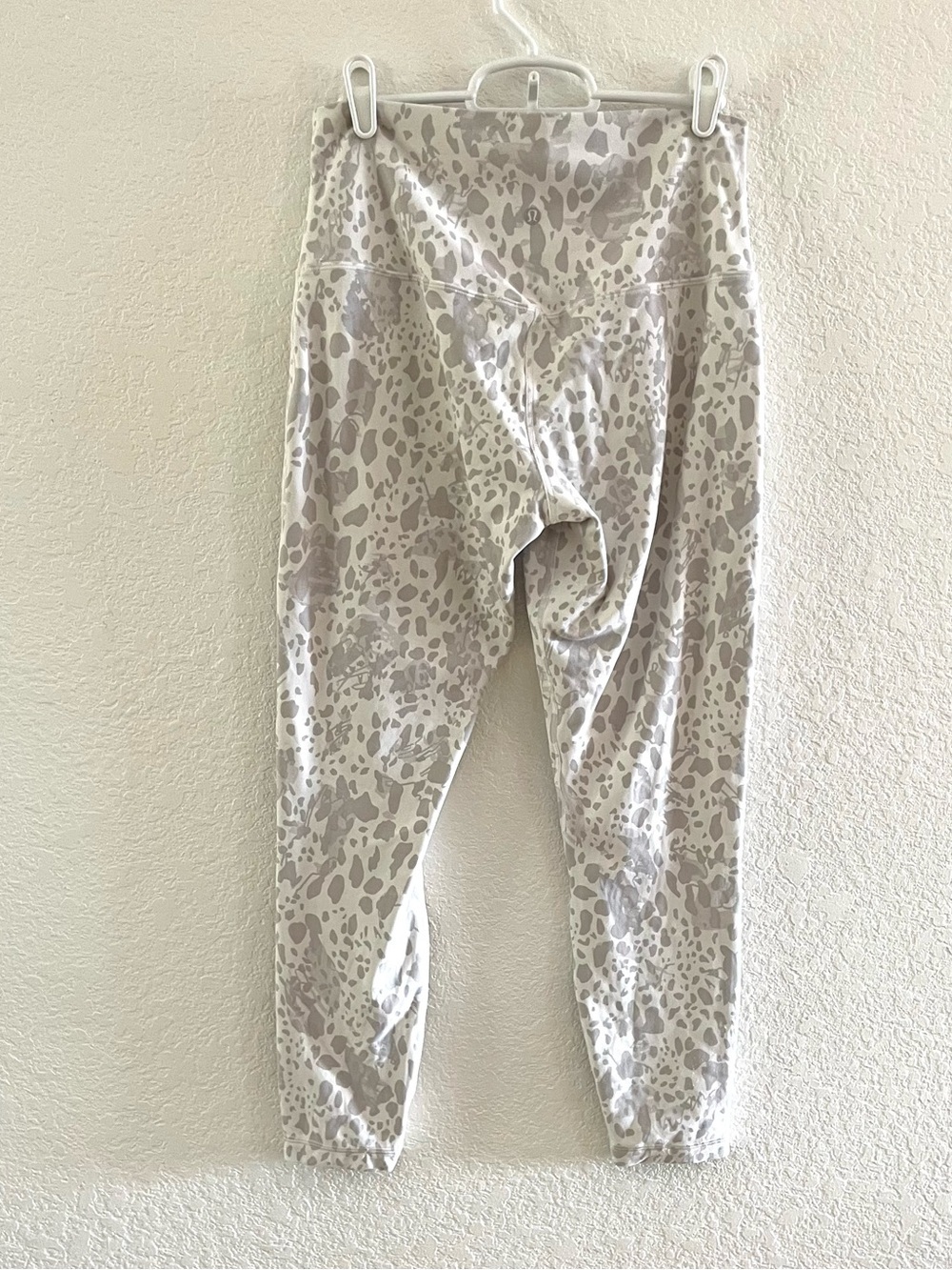 Lululemon Align 25” Cheetah Camo Antique White Sz 10 Yoga Pilates Athleisure - Picture 5 of 7